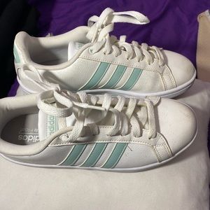 Adidas size 9 grandcourt shoes
